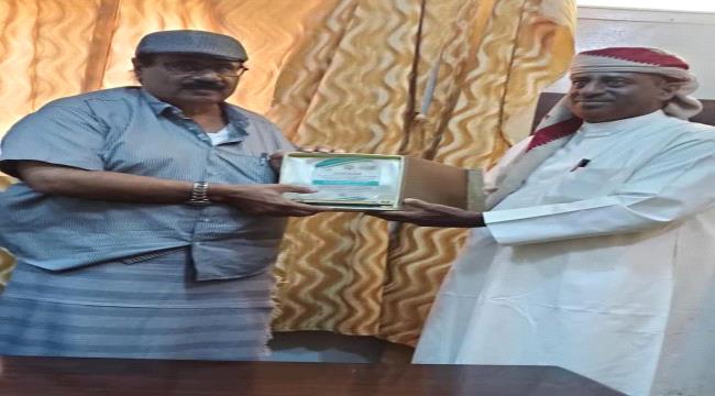 إدارة محو الأمية وتعليم الكبار تكرم الأستاذ محمد احمد عوشن المدير العام التنفيذي لصندوق النظافة والتحسين محافظة المهرة