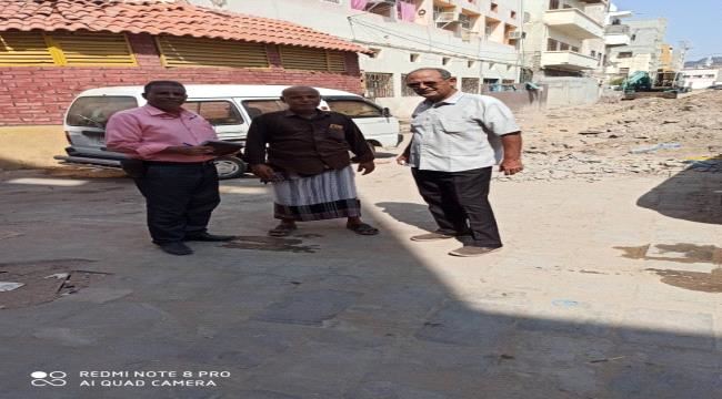 عدن : فريق من المجلس الانتقالي يقوم بزيارة تفقدية لمشروع تصريف مياه الامطار في صيرة