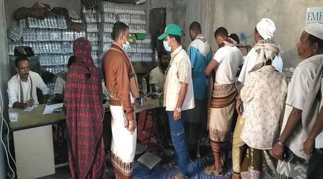 "الحيمدي" يزور مراكز توزيع المعونات النقدية ويثمن جهود الغذاء العالمي في محاربة الفقر بالمديرية.