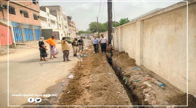 مدير المديرية يتفقد أعمال تحسين شبكة الكهرباء ويطمئن أهالي حي عمر المختار 