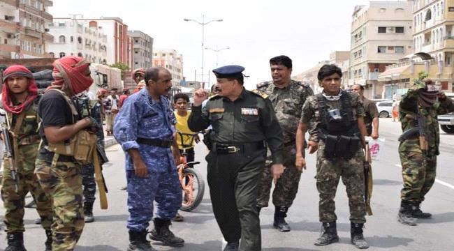 مدير العام للأمن والشرطة بساحل حضرموت يفتح عدد من الشوارع الرئيسية التي قطعها محتجون ويطالبهم باستخدام الوسائل المشروعة في التظاهر