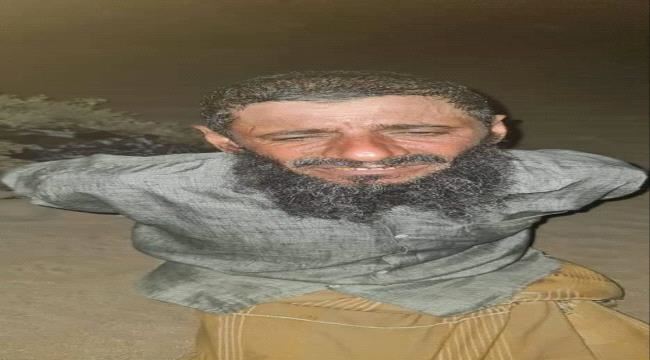 رجل يرتكب جريمة بشعة بحق طفل في جعار والحزام الامني يلقي القبض عليه
