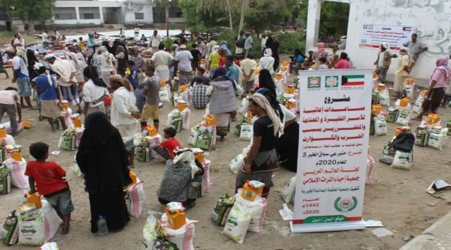 إستفاد منها ( 300 ) أسرة متضررة..جمعية الحكمة اليمانية الخيرية توزّع مساعدات غذائية وإيوائية بأبين