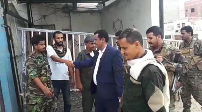 عدن : " الداؤودي " يتفقد مستوى الإنضباط والجاهزية الأمنية في شرطة المنصورة