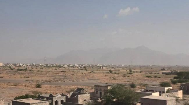 القوات المشتركة تخمد مصادر نيران حوثية استهدفت مدينة حيس 