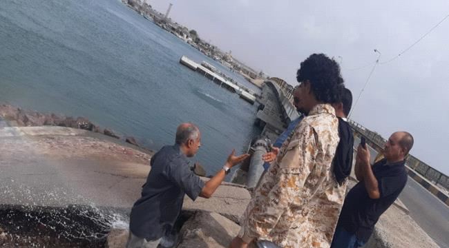 عدن : إصلاح أنبوب المياه المغذي لمديرية البريقة