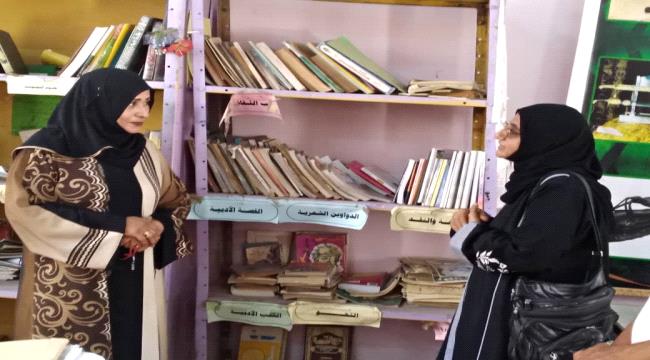 عدن : الكاتبة والصحفية نادرة عبدالقدوس تزور مدرسة الفقيدة نور حيدر وترفد مكتبتها بمجموعة من الكتب 