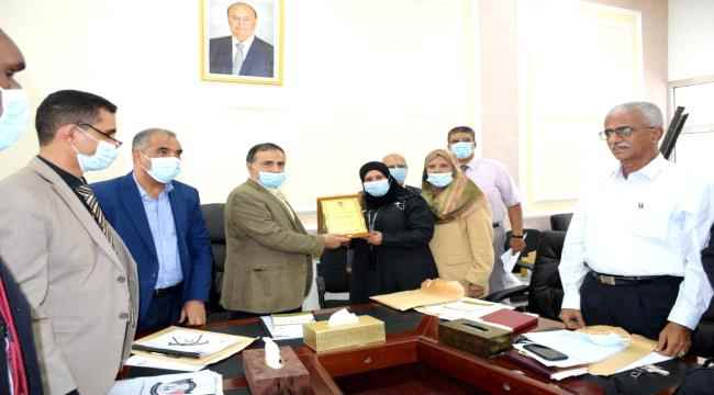رئيس جامعة عدن يكرم الدكتور زمزم السقاف بدرع الجامعة 