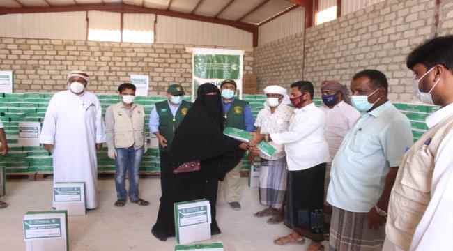 مدير الشؤون الإجتماعية والعمل بالمهرة يدشن توزيع تمور مقدمه من مركز الملك سلمان