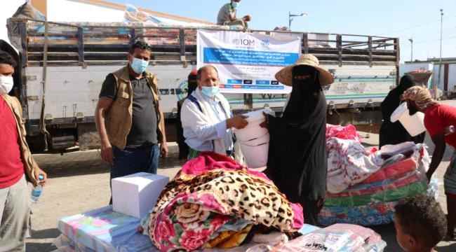 الوالي ومؤسسة بناء للتنمية يدشنان توزيع المواد للمتضررين من الحريق في حي السيسبان 