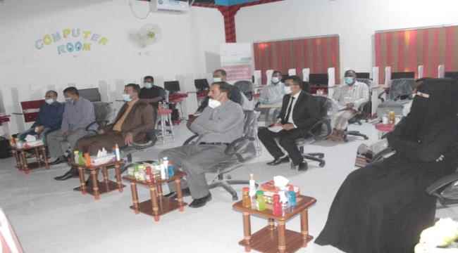 وزير التربية يطلع على تجربة ثانوية بلقيس للبنات بالغيضة في الوسائل التعليمية