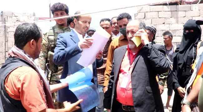 وزير الشؤون القانونية وحقوق الإنسان يتفقد متضرري حريق السيسبان في عدن