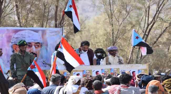يتقدمهم رئيس تنفيذية الانتقالي.. حضور جماهيري حاشد لأبناء شبوة في فعالية تأبين الفقيد صالح عامر السحاقي