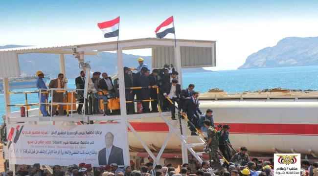 الكشف عن وصول سفينة تحمل اليات عسكرية الى ميناء قنا دعماً للإخوان