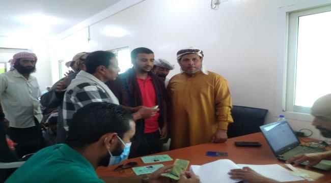 سقطرى: رئيس الانتقالي يدشن توزيع مكرمة "خليفة الإنسانية" للمتقاعدين المدنيين  بالمحافظة 