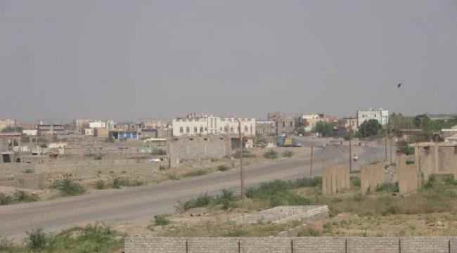 مليشيات الحوثي تجدد استهدافها مدينة حيس بالحديدة