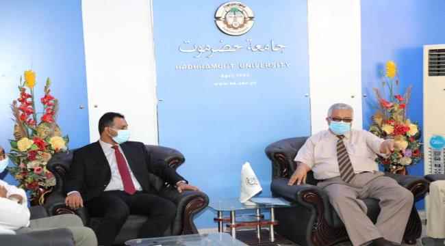 مناقشة تعزيز التعاون بين وزارة التربية وجامعة حضرموت