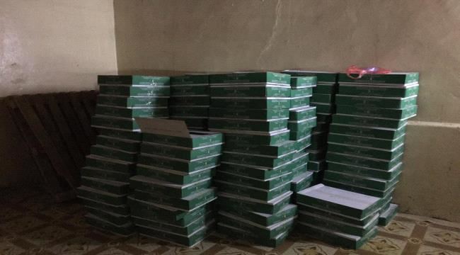 في إطار برنامج ضع بصمتك.. جمعية المكفوفين عدن توزع الدفعة الثانية من التمور للمكفوفين