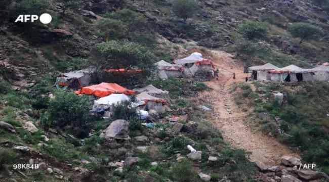 عوائل يمنية تحول سفح جبل إلى ملاذ آمن لها من الحرب