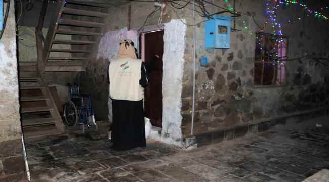 مؤسسة ذو النورين توزع مواد غذائية وتمور لذوي الاحتياجات الخاصة بعدن