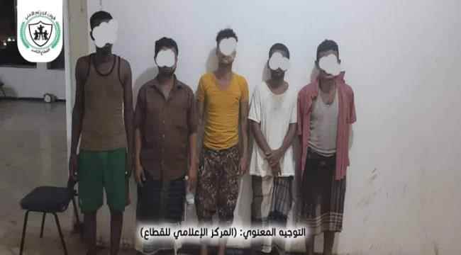 قوات الحزام الأمني بالقطاع الثأمن تطيح بمجموعة من يمتهنون السرقة بمديرية الشيخ عثمان
