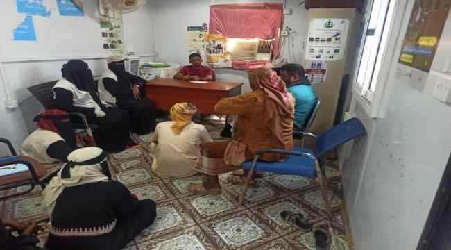 مدير وحدة إدارة مخيمات النازحين عدن يتفقد مخيم الشعب واحد