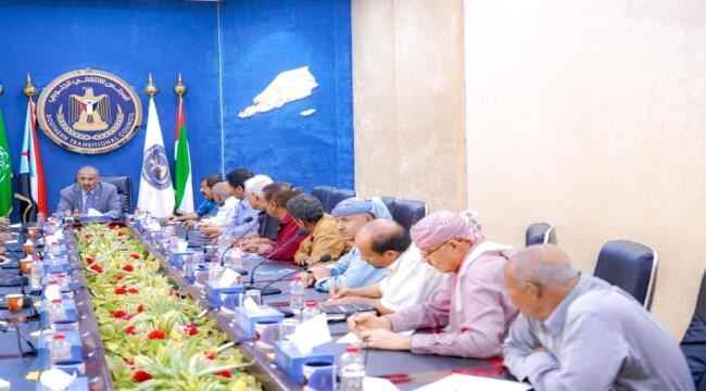 الزُبيدي يعقد اجتماعًا مع قيادة الهيئة العسكرية العليا للجيش والأمن الجنوبي
