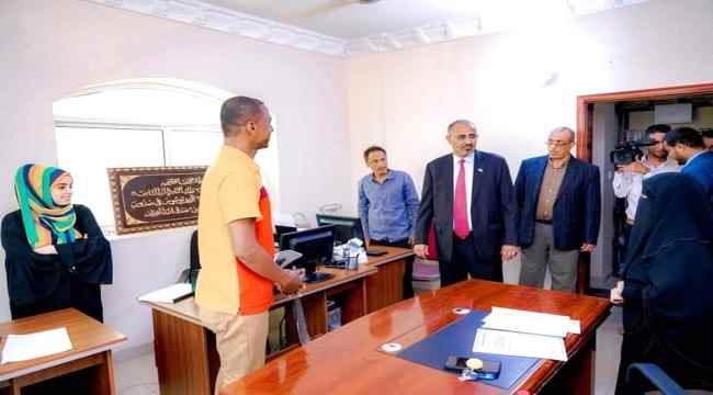الرئيس الزُبيدي يُتفقد سير العمل في الأمانة العامة والجمعية الوطنية