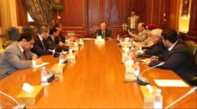 صحيفة تكشف كيف تعبث شرعية الإخوان بأموال الدولة