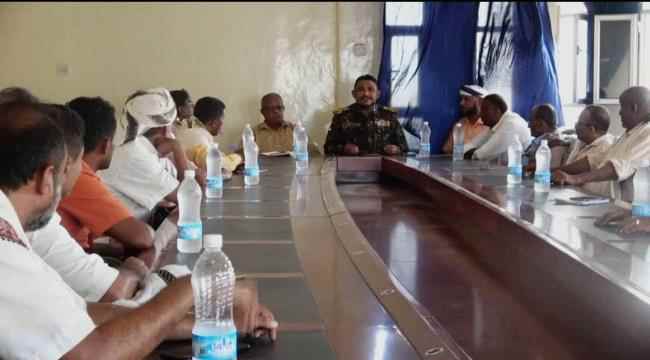 مدير عام شرطة الحديدة يناقش الاوضاع الأمنية في حيس ويشدد بالضرب بيد من حديد لمن يريد زعزعة امن واستقرار المديرية