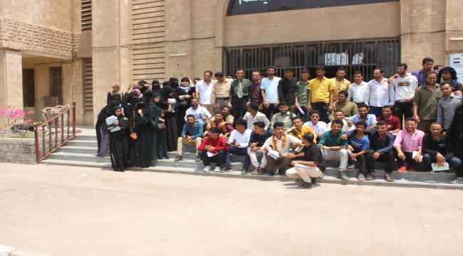 "طلاب كلية الحقوق يحتفلون باطلاق الألعاب النارية لانهاء اخر امتحان لدرجة البكالوريوس"