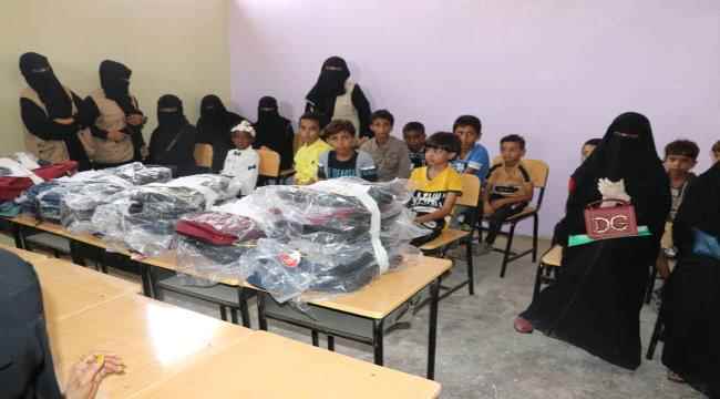 بتمويل من مؤسسة " الثواب " الخيرية..مؤسسة " شباب " للتنمية الشاملة تدشن توزيع الحقيبة المدرسية للطلاب الفقراء في أبين