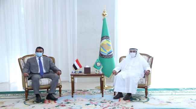 وزير التربية والتعليم يناقش مع الامين العام لمجلس التعاون لدول الخليج العربية اوجه الشراكة والتعاون لدعم المشاريع التعليمية وطباعة الكتاب المدرسي