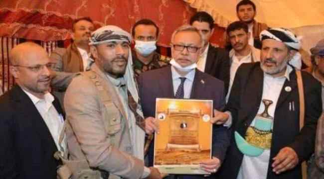 تخادم مستمر.. "الحوثي" يكرم عنصراً في القاعدة لحشده مقاتلين