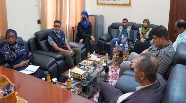محافظ حضرموت يبحث مع مدير برنامج الغذاء العالمي بالعاصمة المؤقتة عدن التدخلات في المجالات الغذائية