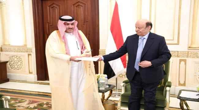 الرئيس هادي يسلم السفير السعودي رسالة لولي العهد الامير محمد بن سلمان