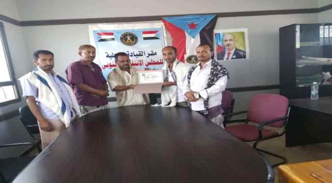انتقالي كرش يكرّم طالب جامعي بمناسبة حصوله على المرتبة الأولى في جامعة عدن