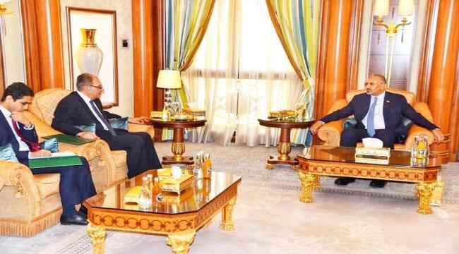 لدى استقباله السفير المصري..الرئيس القائد عيدروس الزُبيدي يشدد على أهمية تكامل الأدوار في مكافحة الإرهاب وتأمين الملاحة الدولية