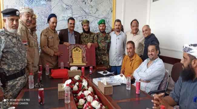 قيادات السلطة المحلية والأمنية والمجلس الانتقالي والشخصيات التجارية بالمنصورة تكرم قائد الحزام الأمني السابق النقيب كمال الحالمي