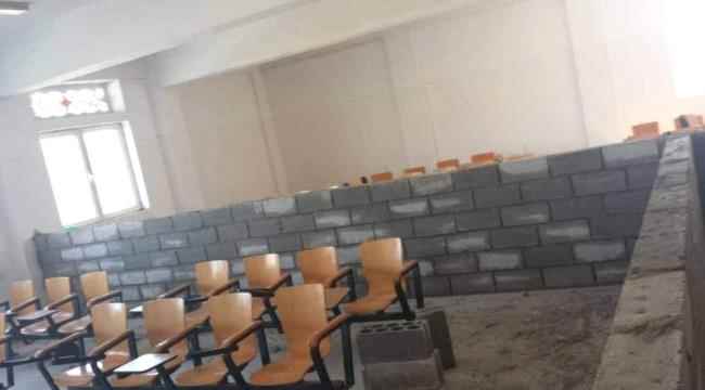 صنعاء.. جدران اسمنتية حوثية للفصل بين طالبات وطلاب الجامعات