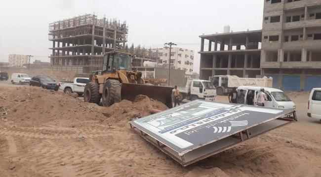 لليوم الثالث..باراس يواصل حملة فتح الشوارع ونقل المخلفات في بئر فضل