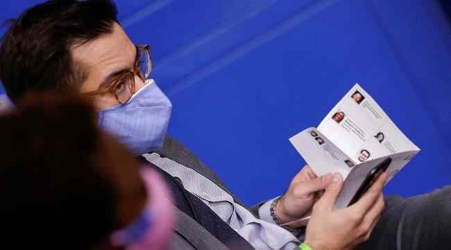فضيحة لاحقته.. موظف بفريق بايدن "أشعر بالعار"