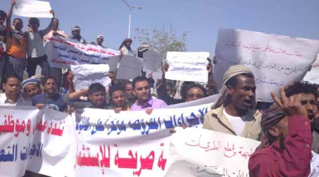 عمال مصنع أسمنت الوحدة بأبين يطالبون الإفراج عن القاطرات المحتجزة وإلغاء القرارات التعسفية