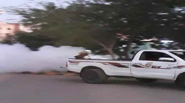 بتوجيهات مدير عام الشيخ عثمان...عمال الصحة ينفذون حملة الرش الضبابي في المديرية