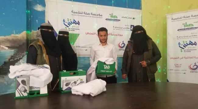 مؤسسة همزة وصال تسلم الطلاب المتميزين في برنامج مهنتي بين يدي4 حقائب إسعافية