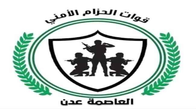 قوة من الحزام الأمني ترفع السيارات المركونة من نفق القلوعة