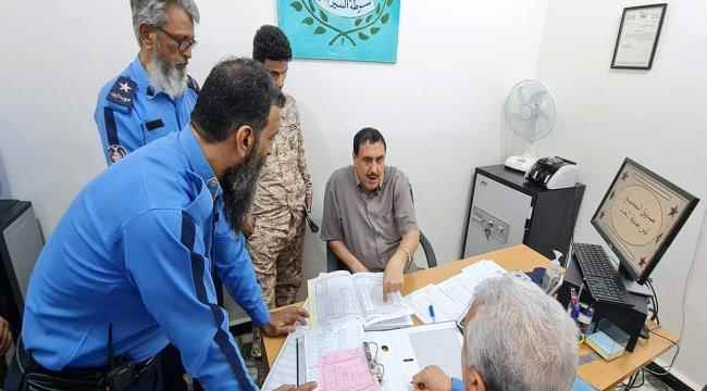 مدير أمن عدن يزور إدارة شرطة السير ومركز الإصدار الآلي بالعاصمة