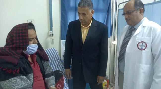 أمين محلي عدن يطمئن على صحة الفنانين نائف عوض وأسامة عزاني
