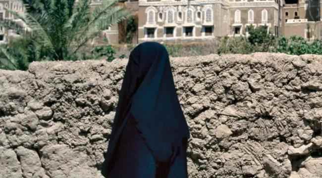اعتقلت في 2018 بسبب حوالة.. ميليشيا الحوثي تفرج عن الجدة خالدة