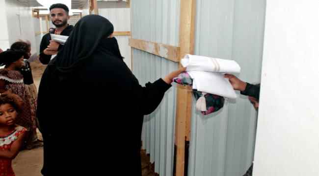 مبادرة بنك الملابس بحضرموت ومبادرة أياديكم بأيدينا يوزعان ملابس بمخيم النازحين بعدن